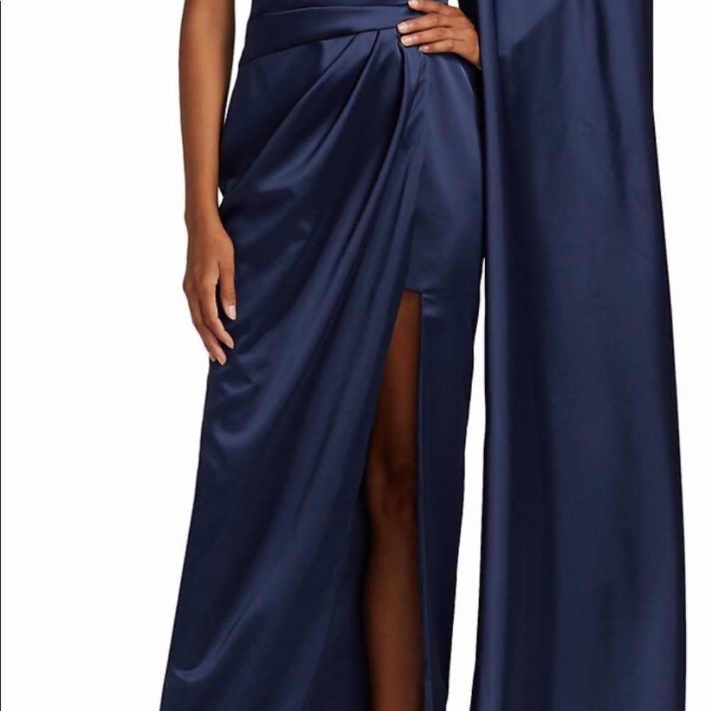 Worn once!!! size 6 the woman wearing it is 5”4 comfiest dress! no stains!
